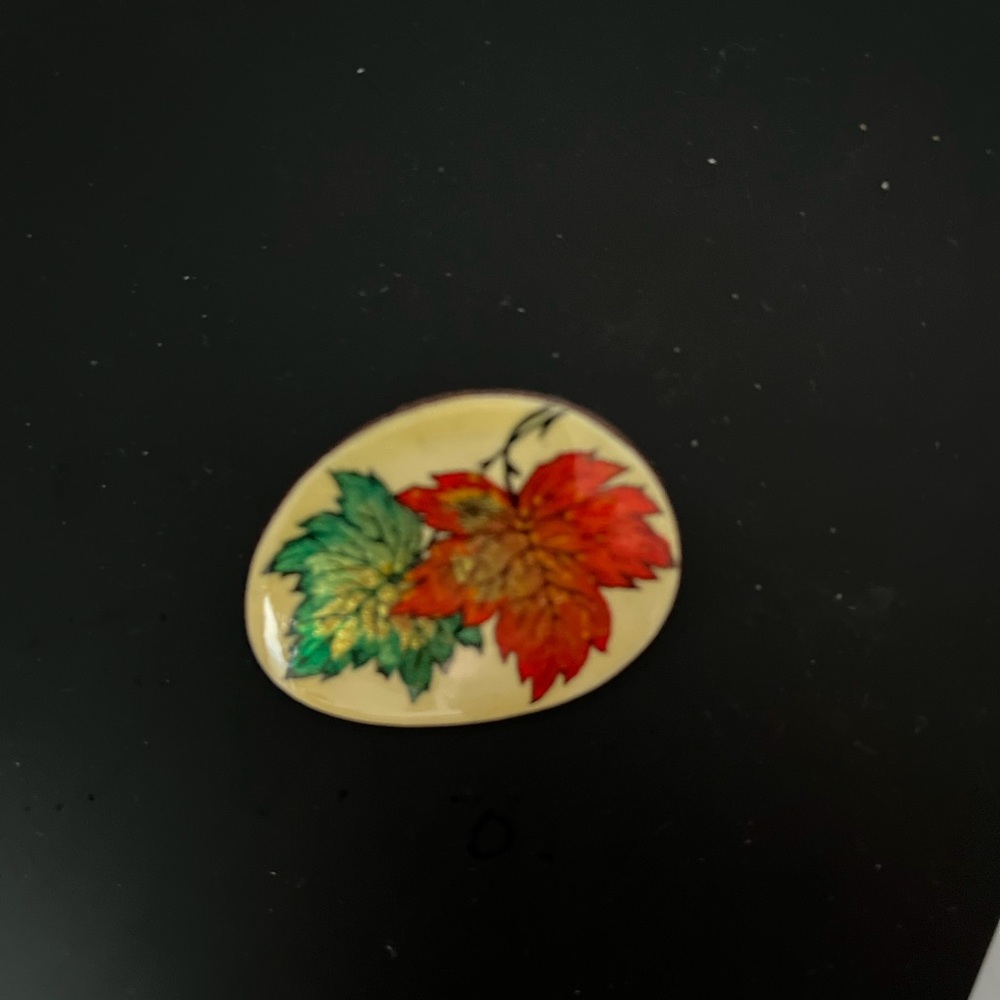 VINTAGE LACQUEER OIL HAND PAINTED PAPIER-MACHE BROOCH made in Rashia